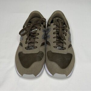 NWOT New Balance 420 Olive Green with Silver casual Sneakers. Women’s Size 8